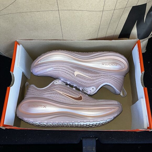 NEW Nike Vomero Plus Particle Pink Rose Gold HV8154-601 Women Size 10 - Picture 7 of 7